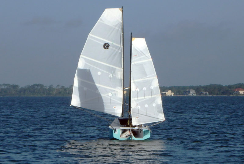 Au bout de deux semaines de travail (12 jours, on se laisse les dimanche pour souffler), nous avons assez avancé pour penser pouvoir terminer la construction sur quatre semaines, même avec le départ prévu de Martin pour le convoyage d'un bateau neuf des Sables vers les Baléares. Les retards de livraison du gros cata-caravane se suivent et son départ est repoussé de jour en jour, ce qui nous arrange bien ! Photo : Lucie Laliberté. 