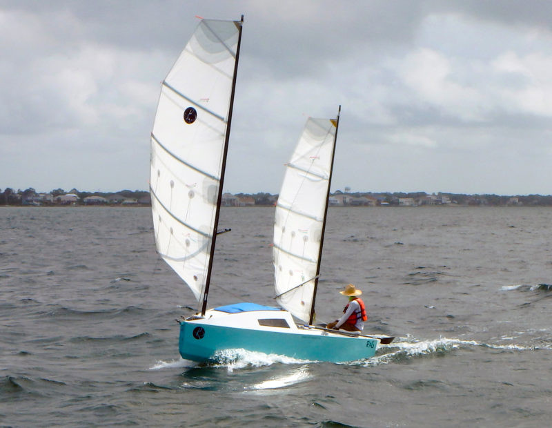 Le RoG 15 est un étonnant petit cat-ketch de 4.65 m de long et 1.75 m de bau maximum. C'est un dessin de Jean-François Bédard, originaire de Montréal et maintenant installé en Floride. Le RoG a été son projet de fin d'études à l'école d'architecture navale Westlawn Institute of Marine Technology. RoG est l'abbréviation de River of Grass, le titre d'un livre de 1947 ("Everglades, River of Grass", par Marjory Stoneman Douglas) sur la nécessité de préserver la biodiversité de la région marécageuse des Everglades en Floride, paru peu de temps avant la création du Parc National du même nom. Photo : Lucie Laliberté. 