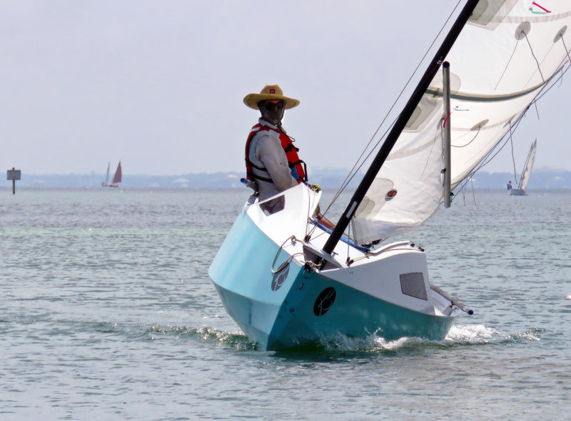 Cette vue de face nous rappelle que le RoG reste un tout petit bateau malgré tout ! Photo : Michael Johnson. 