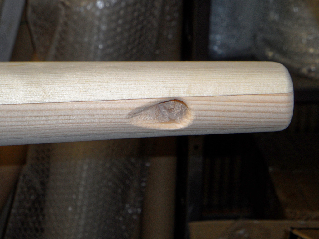 En tête de mât, nous ne mettons pas de réa, mais nous contentons de ce trou traversant, dont les issues sont ouvertes en goutte d'eau vers le bas afin de limiter les frictions.