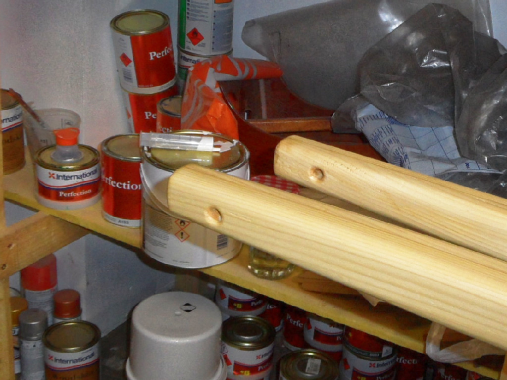 Pour la bôme et la vergue, les issues des trous de capelage de la voile au tiers sont simplement fraisées afin d'arrondir les arêtes. 