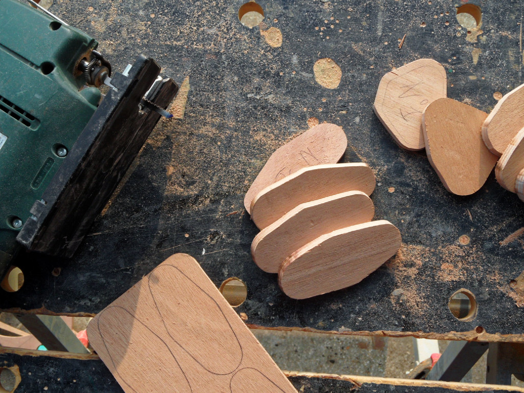 Nous découpons les cales de fixation de poulies et coinceurs de prise de ris, qui seront collées sur la bôme et sur lesquelles l'accastillage sera vissé. 