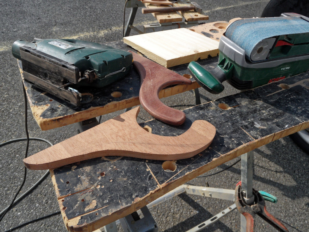 Nous découpons aussi l'encornat qui sera vissé-collé sur la bôme et qui lui permettra de pivoter autour du mât. 