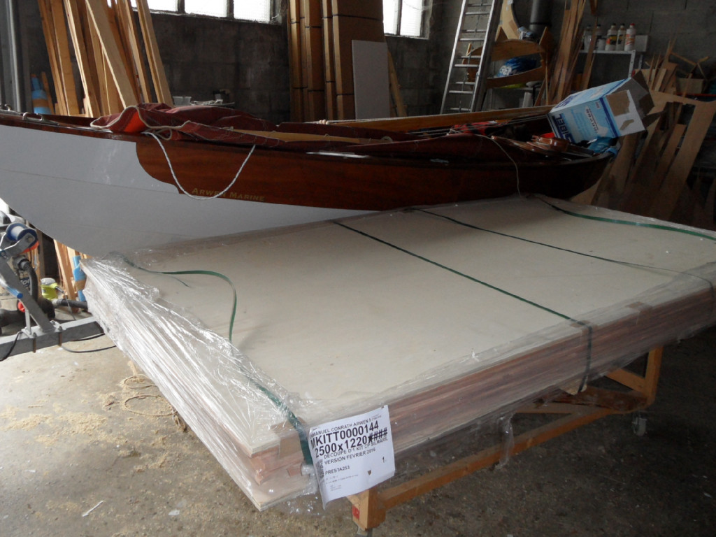 Et le kit arrive ! Toutes les pièces sont empilées entre deux feuilles de contreplaqué tout venant. 