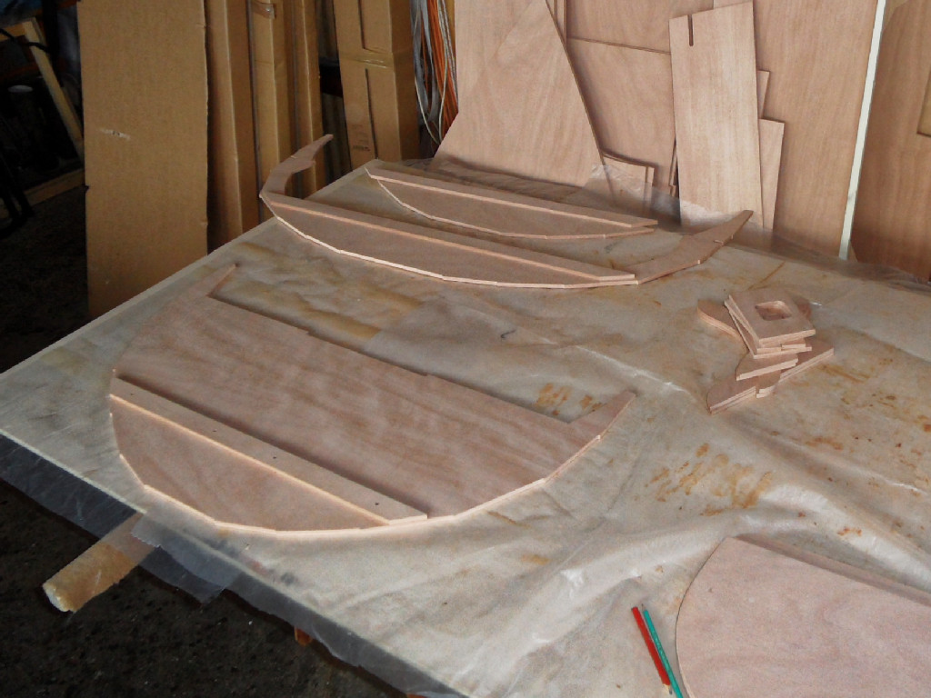 Nous groupons aussi les cloisons avec leur support de plancher respectif. 