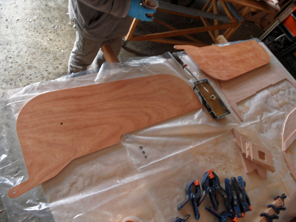 La dérive est faite de trois épaisseurs de CP de 9 mm. Les deux plis extérieurs sont entaillés sur le bord de fuite afin de faciliter son profilage à venir. 