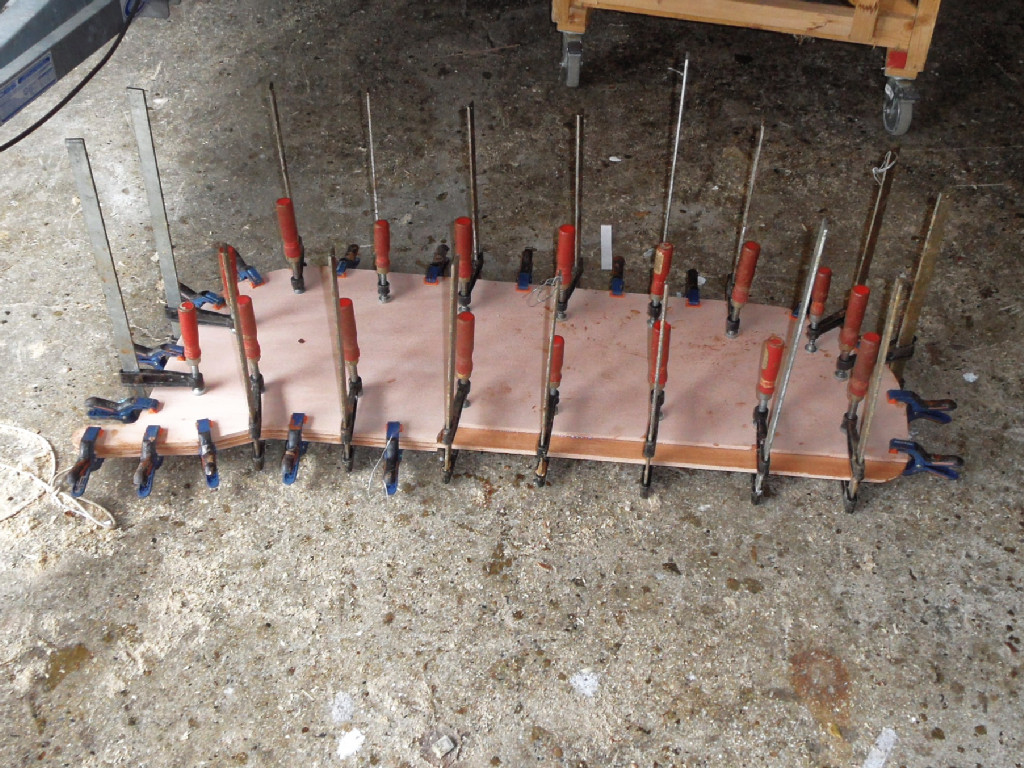 Nous avons encollé au pinceau les deux faces de chaque collage et nous pressons sans appuyer outre mesure car il ne rime à rien d'expulser toute la colle des joints. Lorsqu'il y a plus de deux épaisseurs, il est impératif de vérifier qu'elles ne glissent pas les unes sur les autres. Il peut être nécessaire d'ajouter quelques vis (que l'on perce et fixe une première fois avant de mettre la colle, puis on démonte, on encolle et on remonte). 