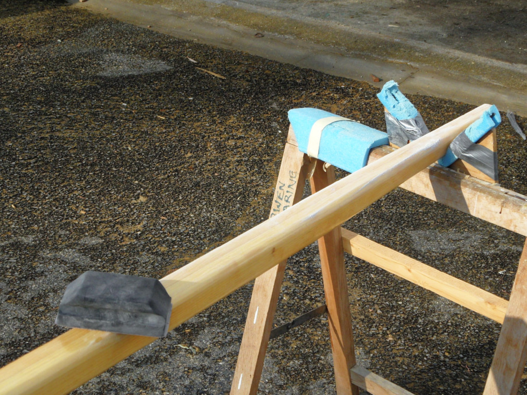 Nous ponçons la couche d'imprégnation époxy que nous avons passée su rles esparc. 