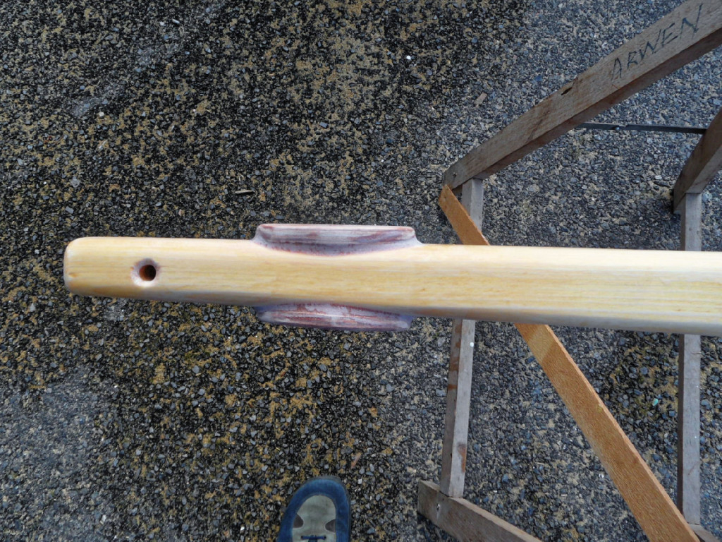 Puis nous vissons-collons les cales sur lesquelles nous fixerons les poulies de renvoi et les coinceurs. Vue de dessus... 