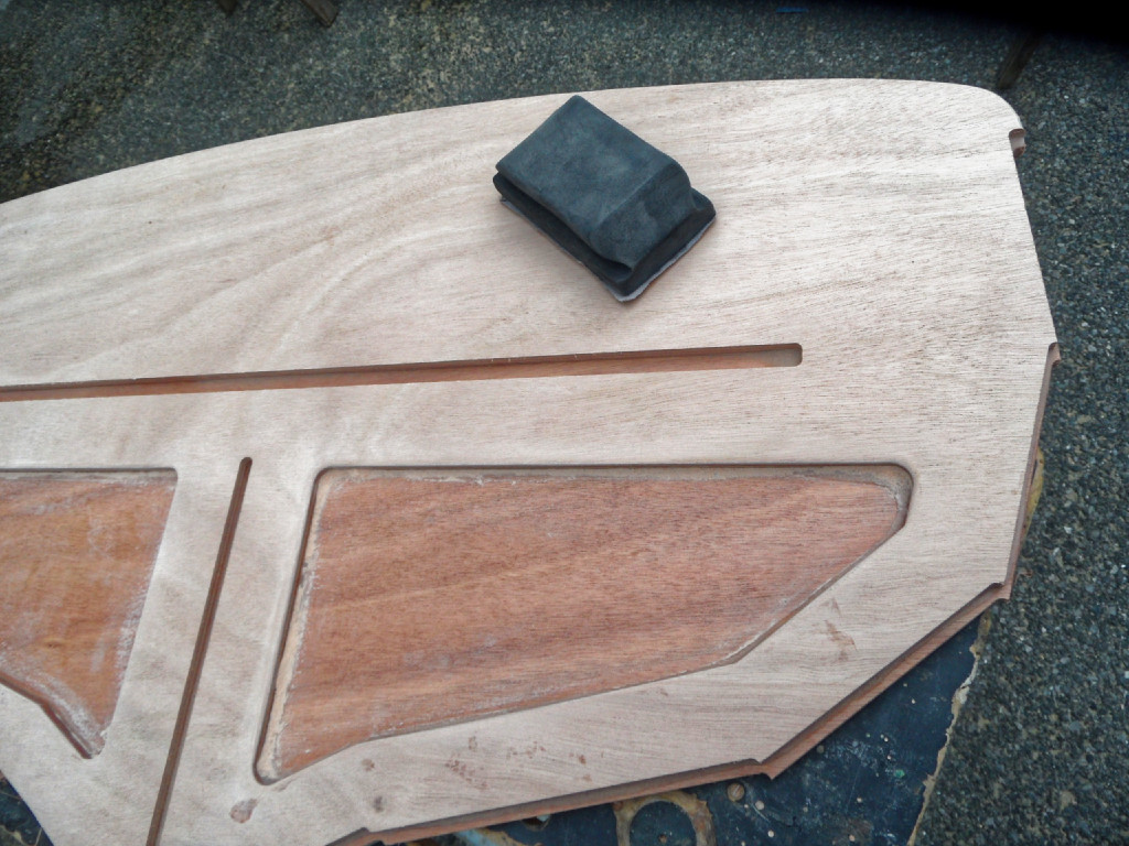 Les arêtes des cavités d'allègement du doubleur de tableau sont simplement "cassée" au papier de verre. 