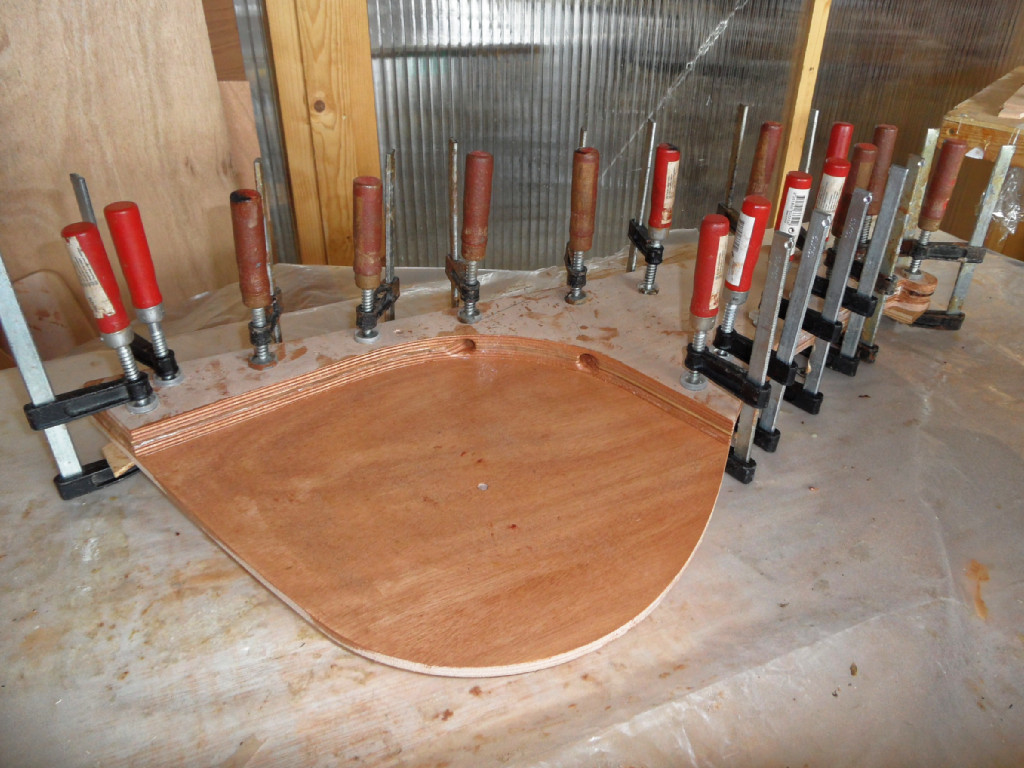 Collage de l'âme du gouvernail sur sa joue tribord. 