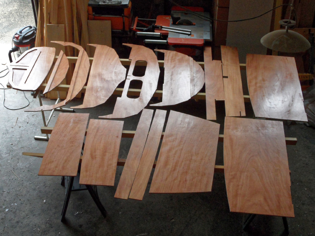 Nous passons une couche d'imprégnation sur les deux faces (à 24 h d'intervalle, pour laisser durcir) de toutes les pièces autres que les bordés, la sole et les pièces déjà collées ou stratifiées. 