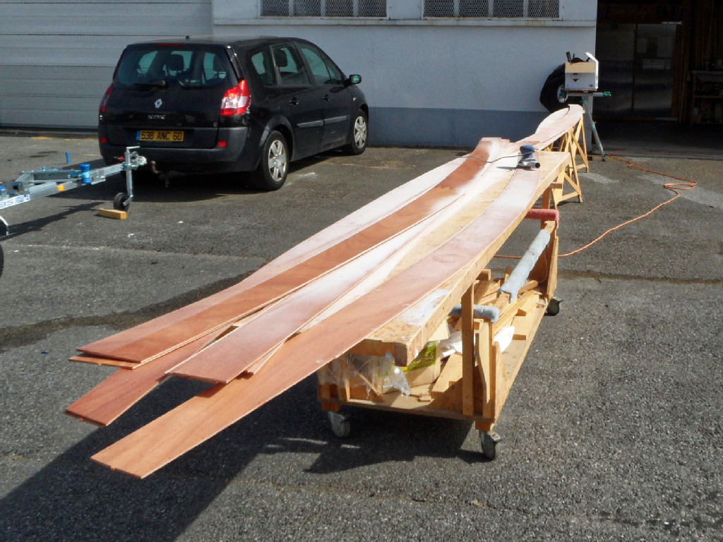 La surface de toutes les pièces imprégnées ou stratifiées est poncée à la ponceuse orbitale afin de dépolir la surface et donner une accroche mécanique à la prochaine couche d'époxy. En effet, rien n'adère sur une surface d'époxy, ni époxy ni peinture ou vernis, si on n'a pas fait de ponçage de cette surface. 