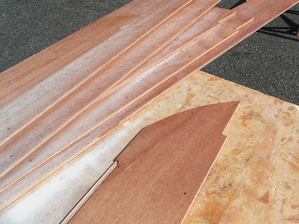 Ce gros plan sur l'extrémité avant de la virure 3 tribord montre comment la feuillure s'interrompt peu avant de rejoindre l'étrave afin de laisser une partie à pleine épaisseur qui vient s'encastrer dans la découpe pratiquée au bout de la virure inférieure, identique à celle qui attend la virure 4 sur le bord haut de la virure visible ici. Les trous percés par la machine de découpe numérique sont de diamètre une peu trop gros (2.5 mm) et il a été réduit à 1.5 mm depuis, moins visible dans les zones vernies. 