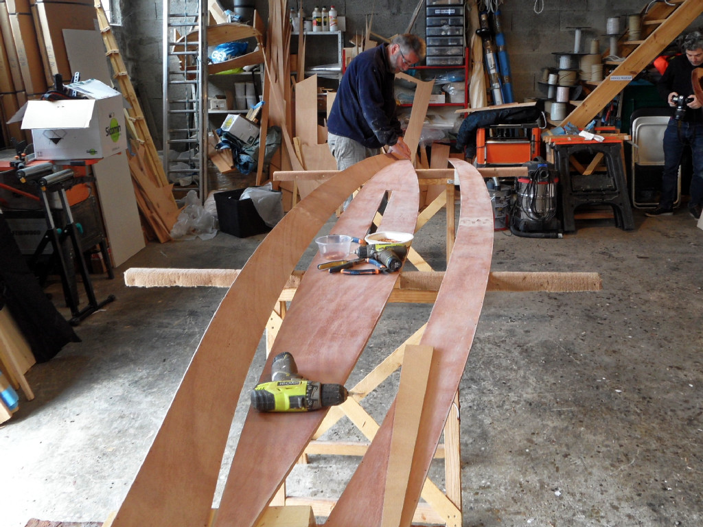 Après plusieurs heures de ponçage, nous pouvons commencer la couture. La sole et les deux virures 1 sont posées sur deux tréteaux Comme déjà mentionné, il faut bien identifier l'avant de la sole, car c'est moins évident qu'avec les virures. 