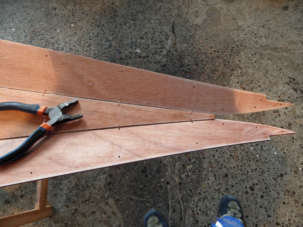 Curieusement, l'extrémité avant de la sole se termine par un bout à angle droit à la place de la pointe que l'on attend ! Notez que j'ai marqué "avant" lorsque j'ai préparé les panneaux afin de ne pas me tromper au moment de la couture. Mon obsession n'a plus d'objet car la pointe arrière de la sole est maintenant pournu d'une mortaise dans laquelle s'insère le bas de la pièce d'étambot. 