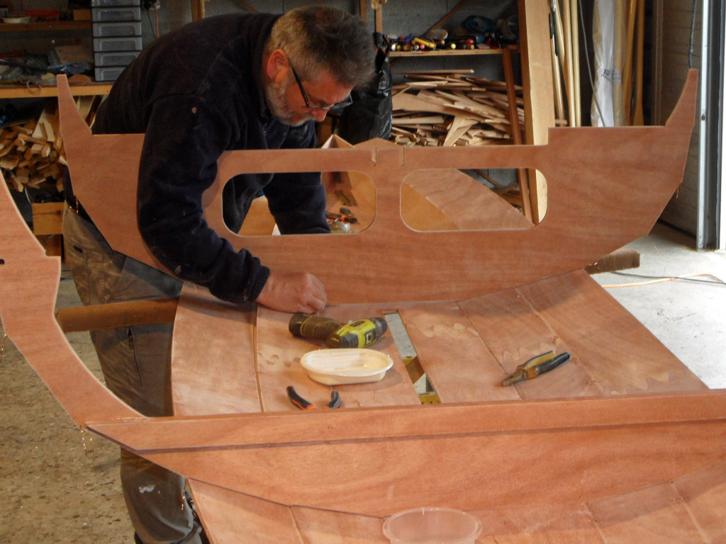 Je suis ici occupé à coudre la cloison 2 (on numérote à partir de l'arrière, et le tableau prend le numéro 0. 