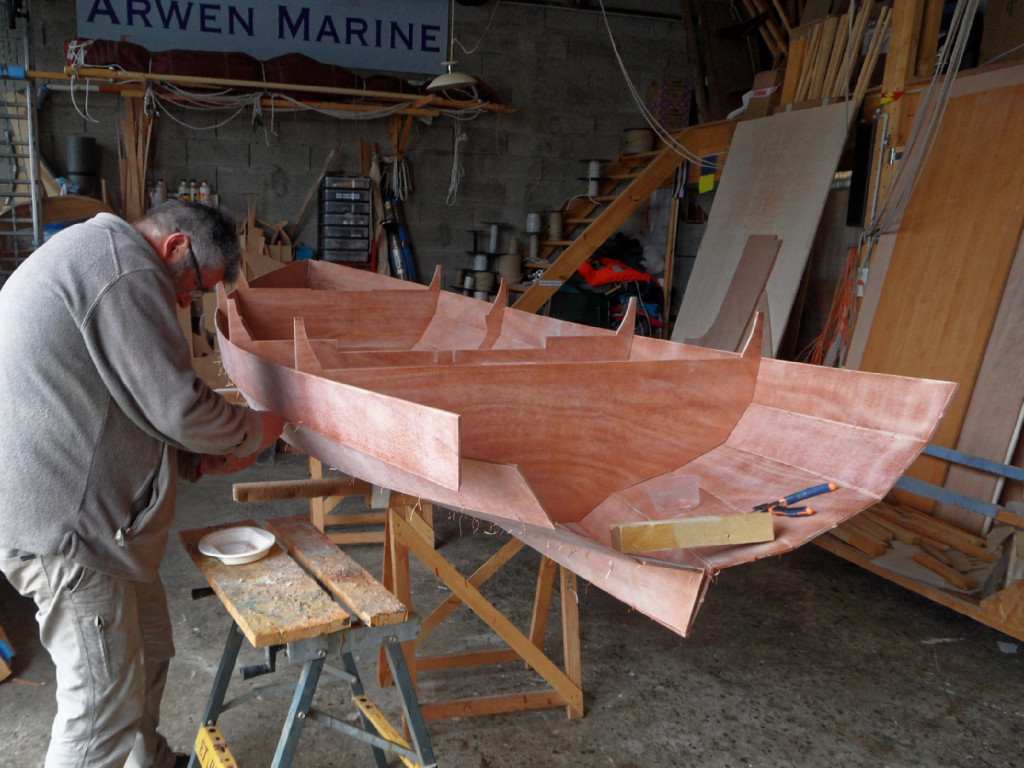 Les cloisons facilitent le début de la couture des virures : il suffit de commencer par passer toutes les sutures de la périphérie des cloisons en les installant, ainsi, elles sont prêtes à utiliser et on peut suspendre la nouvelle virure en attendant de la coudre à sa voisine. 