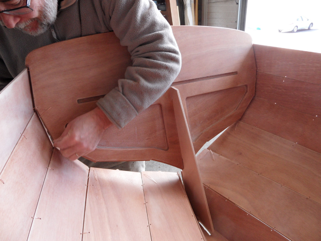 Je commence à coudre le tableau à l'intérieur des extrémités des virures. Notez que nous avions auparavant collé "l'étambot" sur l'intérieur du tableau.