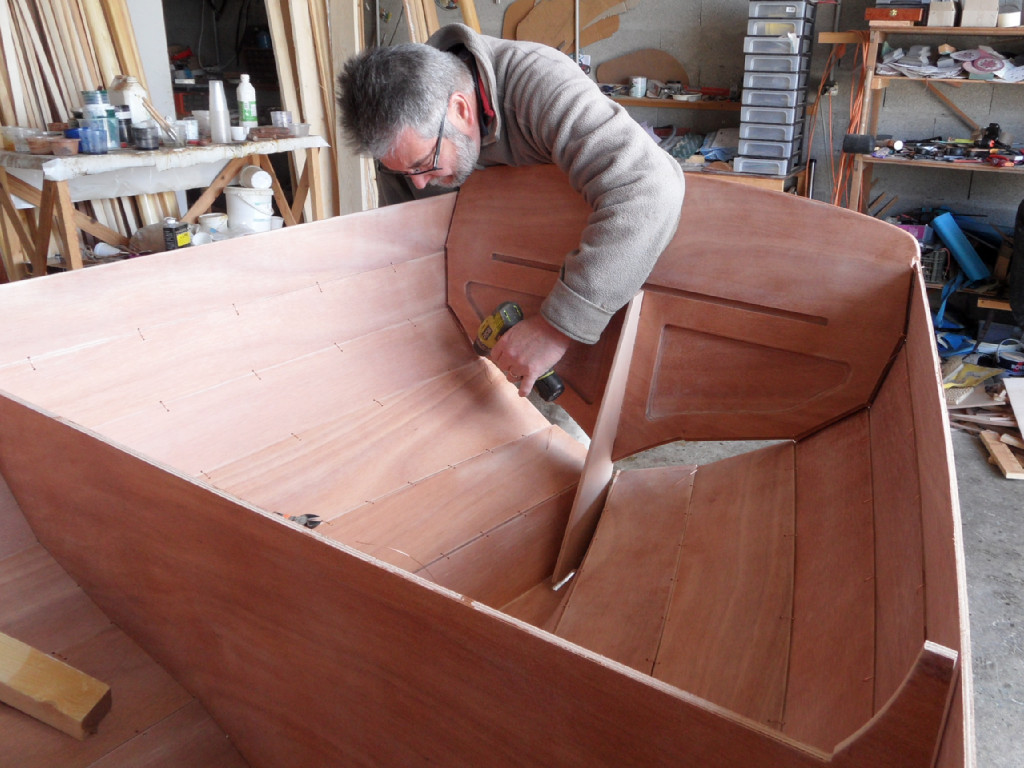 Le bas de cet "étambot" doit venir s'insérer dans la mortaise pratiquée dans l'extrémité arrière de la sole. Autant j'avais galéré pour mettre en place le tableau su Silmaril N°1, autant celui fut facile ! 