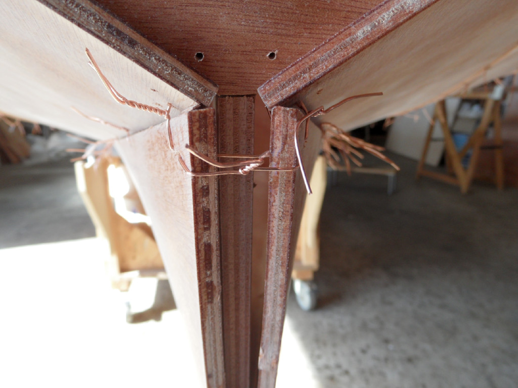 Au bas du tableau, nous n'arrivon pas à bien fermer les extrémités des virures N°1, on voit qu'elles sont plus écartées en haut, à toucher le tableau,n que plus bas. La suture n'a pas assez de force pour l'amener en place, et si on serre plus on casse et on doit la remplacer. 