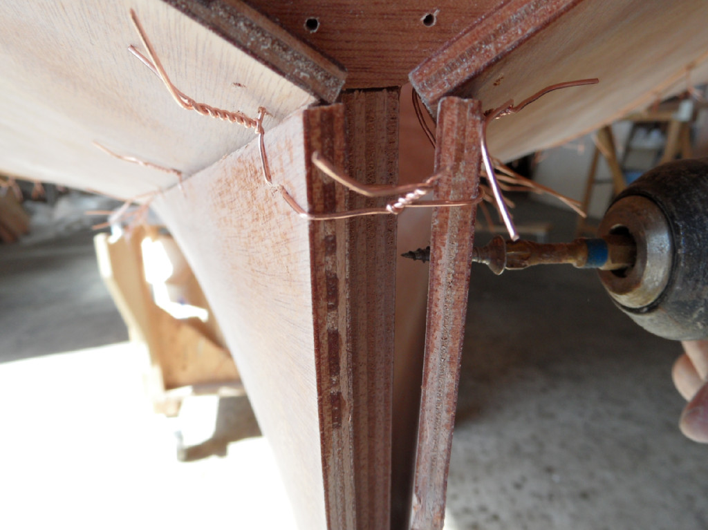 Du coup, nous avpns percé et fraisé pour une vis inox de 20 mm qui va venir se loger dans l'étambot et ainsi lermer ce jour qui nous ennuie. 