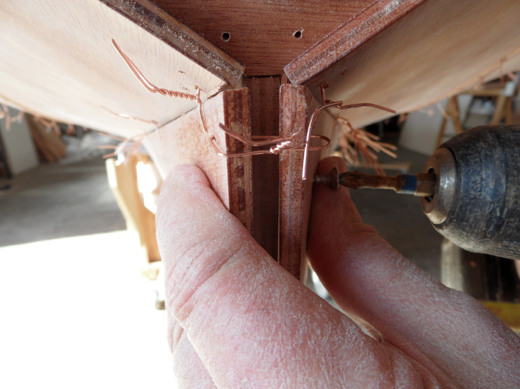 Je tiens l'assemblage serré comme je souhaite qu'il se mette en place, et je visse ! 