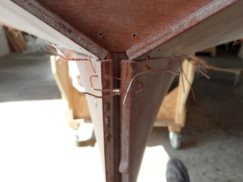 Mission accomplie ! la vis a bien mordu et tient le haut de la virure N°1 tribord comme elle doit être. 