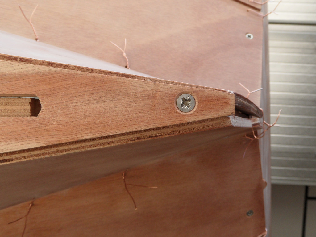 Jamais deux sans trois ! nous mettons aussi une vis à travers la sole, et elle aussi vient se plater dans le talon de l'étambot. 