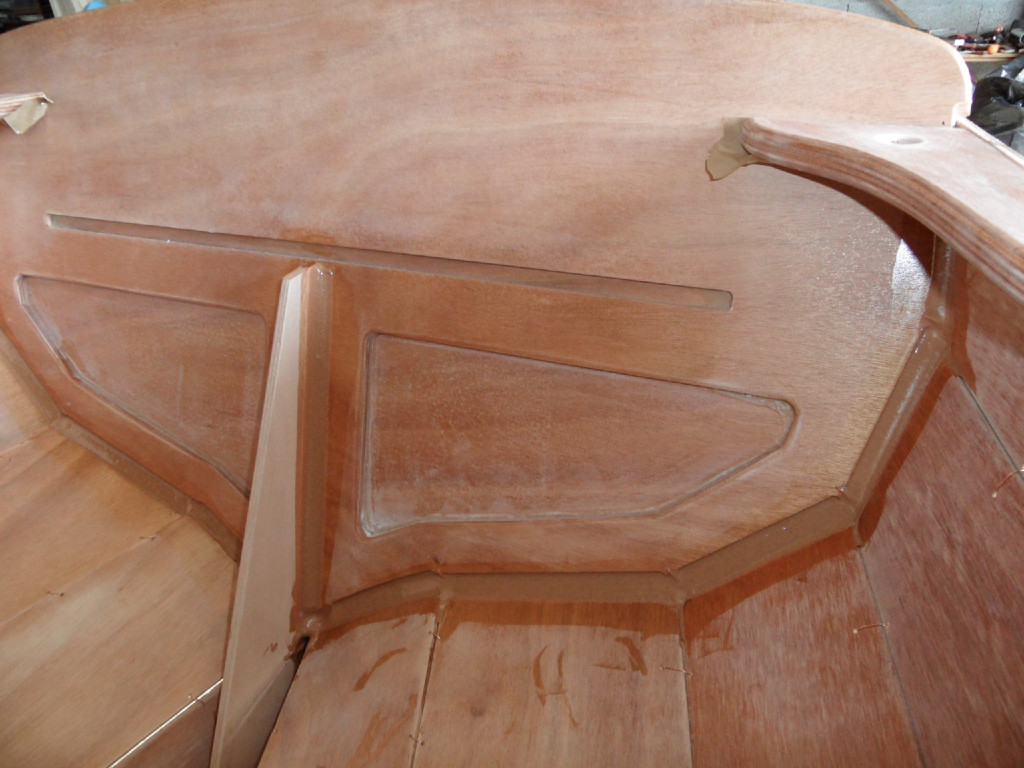 Et nous faisons le premier collage ! nous mixons de l'époxy "crème de marrons" et faisons un gros joint-congé sur la périphérie intérieure du tableau arrière, dans l'étrave y compris le brion jusqu'à la pointe de la sole, et une face des cloisons 1 et 4, celle qui est orientée vers l'intérieur du coqueron (c'est à dire vers le tableau pour l'arrière et vers l'étrave pour l'avant). 