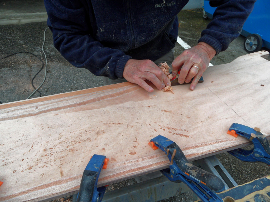 En parallèle, nous profilons la dérive : d'abord au rabot éléectirque, puis au petit rabot à main, à la ponceuse à bande, et nous terminos à la ponceuse orbitale. 