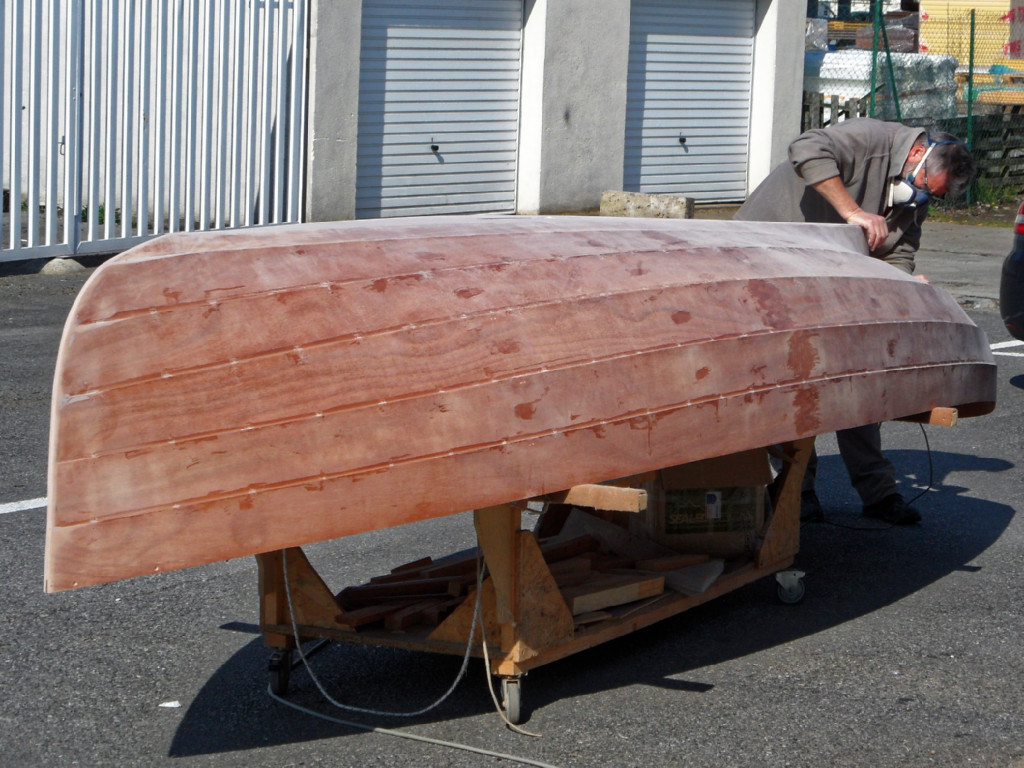 Nous sortons le bateau et le retournons afin de "nettoyer" le premier collage. En effet, nous devons faire des joints "propres" entre les virures et préparer la surface pour la stratification extérieure.