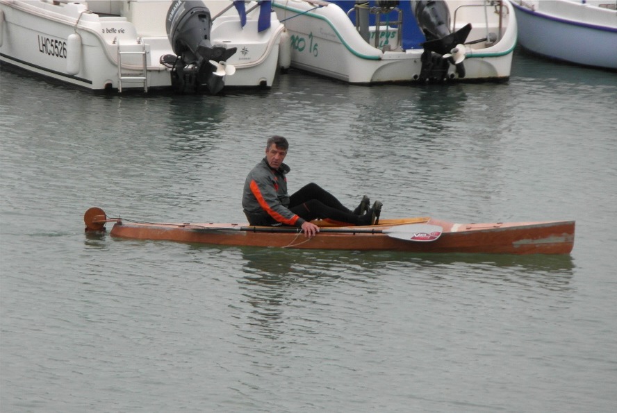 On change de kayak et de r&eacute;gion : voici le Mill Creek 13 construit par Yves au Havre, et qu'il a modifi&eacute; pour y adapter le Mirage Drive de Hobie, un syst&egrave;me original de nageoires actionn&eacute;es par un p&eacute;dalier, dont le d&eacute;faut majeur est le prix. 