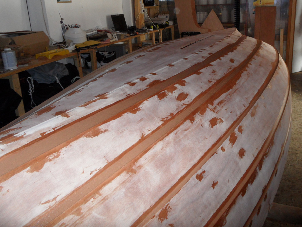 Nous avons en effet décidé de stratifier la sole et les trois premières paires de virures, et le tissu de verre n'est pas assez souple pour épouser les arêtes des clins. Nous allons donc "adoucir" les transitions pour la zone stratifiée en faisant ces gros joints et en arrondissant les arêtes des clins. 