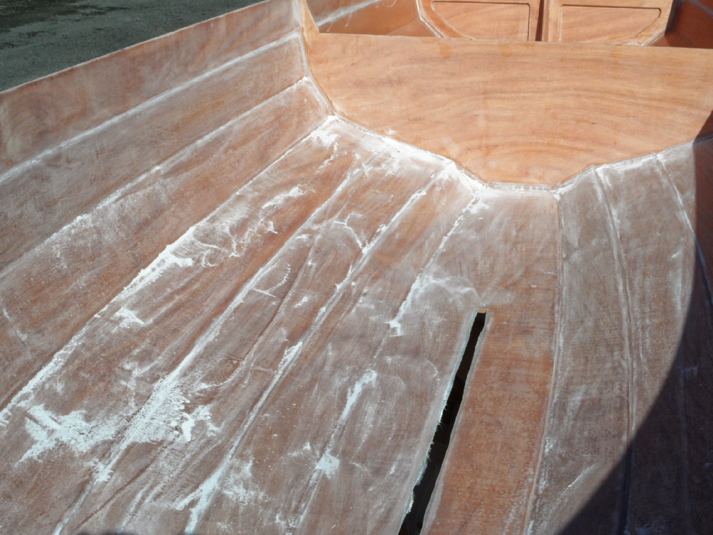 Nous ponçons un peu à la machine (ponceuse orbitale et triangulaire) et beaucoup à la main, avec les petites cales à poncer en mousse, très efficaces. 