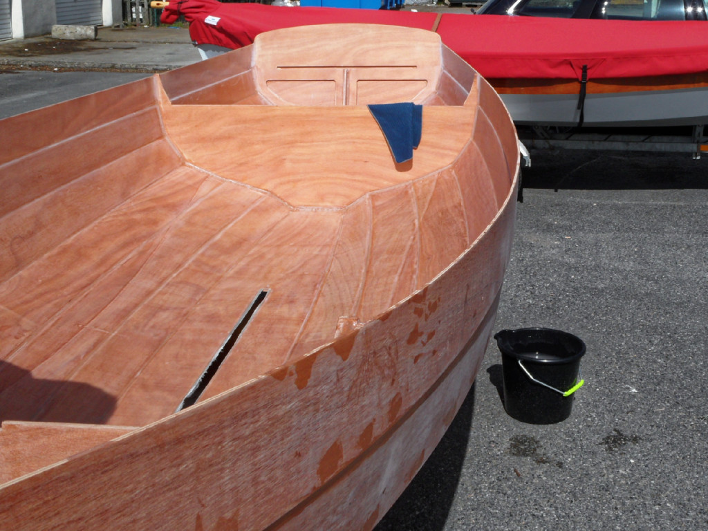 Comme toujours, le ponçage est suivi par un dépoussièrage à l'aspirateur, puis au chiffon humide. 