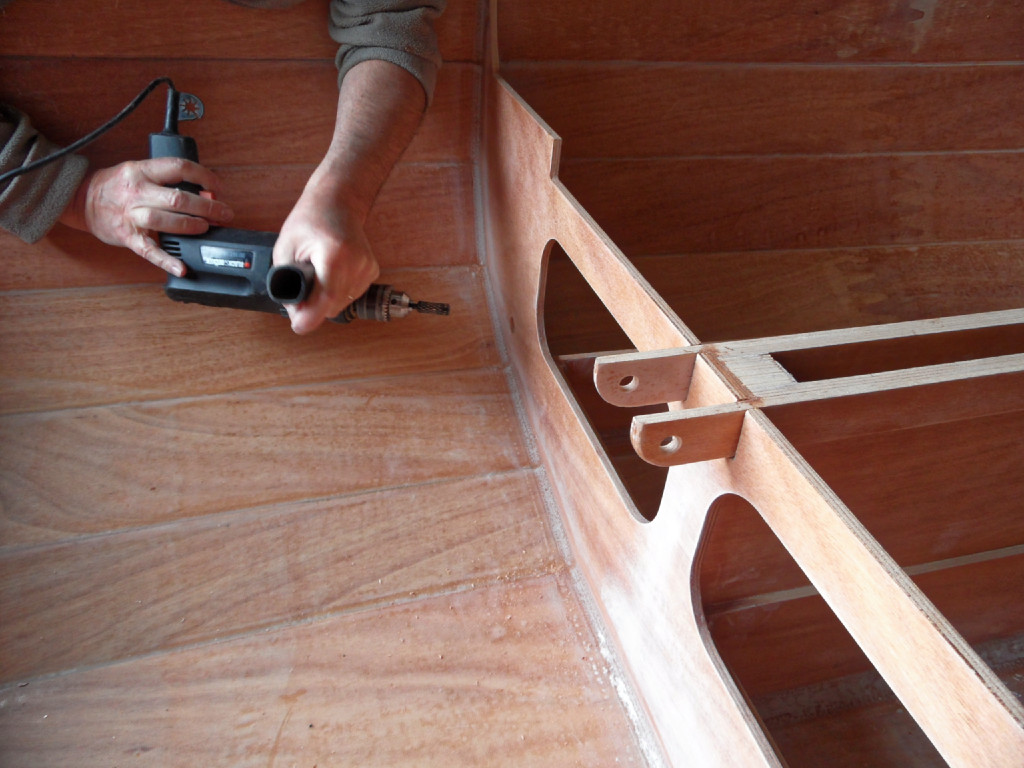 Un petit coup de lime rotatative pour finir le trou. 