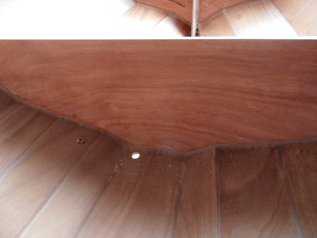 Et nous perçons aussi un trou pour un nable de vidange au pied de la cloison 1. 