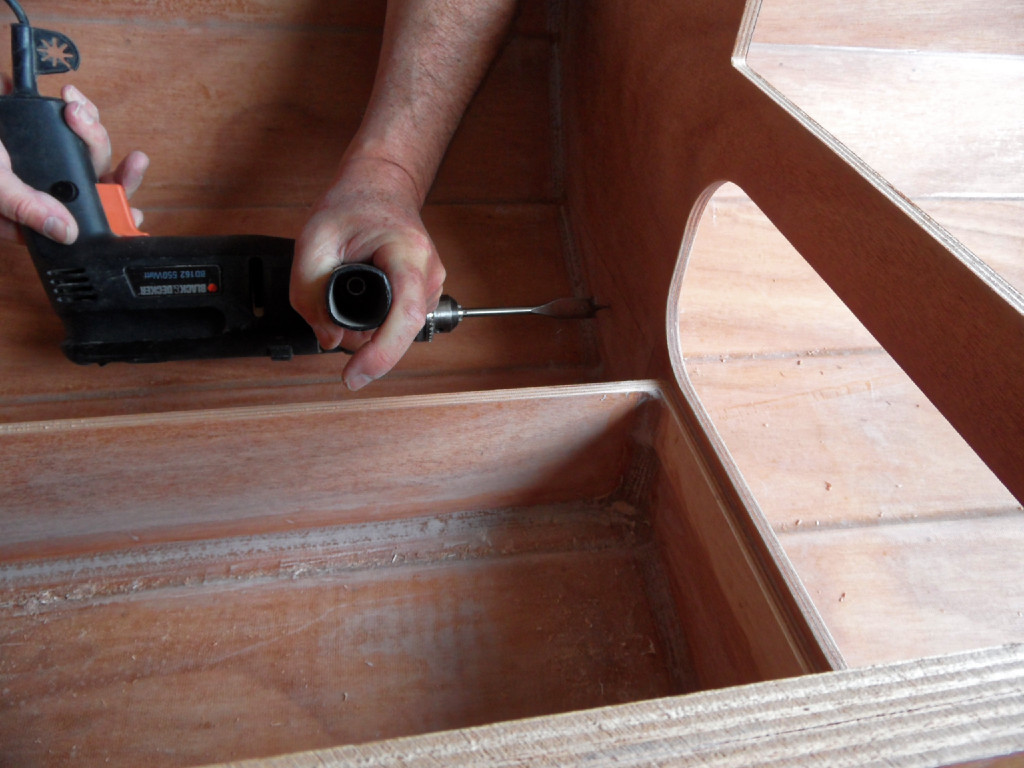 Nous perçons aussi la cloison 2 de part et d'autre, afin de mettre en communication les caissons étanches latéraux et les équipets qui sont sous les sièges de barre. 