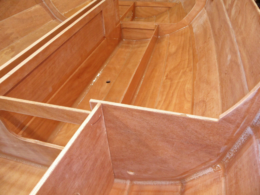 On voit au premier plan que nous n'avons pas encore collé les bat-flancs qui fermeront les équipets sonts le siège du barreur. 