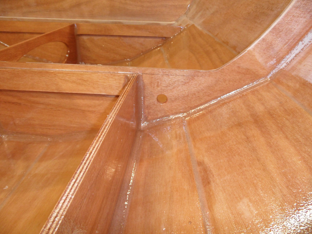 Gros plan sur le caisson étanche extérieur bâbord avec le trou du nable. 