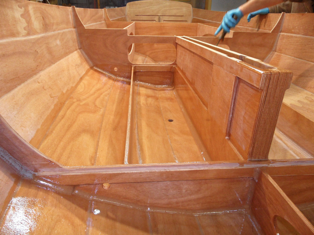 Depuis tout à l'heure vous dites "Mais à quoi ça rime de mettre des nables dans la cloison 2 s'ils ne servent à ventiler que les caissons latéraux ?" On voit ici au premier plan le trou traversant la cloison 3 sur tribord afin de mettre en communication le caisson latéral et le caisson se trouvant devant le puits de dérive. En effet, on ne laisse jamais de compartiment totalement fermé car les écarts de température causent des cycles de dilatation-rétractation qui fatigueraient la structure s'il n'y avait pas d'évent. On compte sur l'étanchéité relative des nables pour jouer le rôle d'évent. 