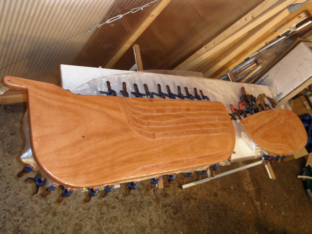 Nous stratifions la seconde face de la dérive et du safran. 