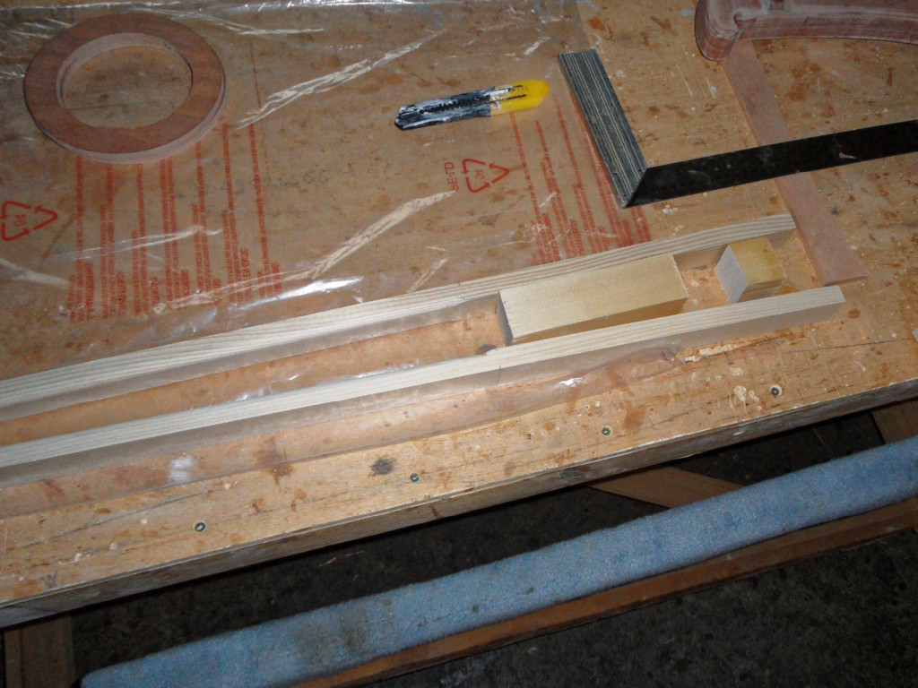 Nous avons découpé les 4 pièces de la barre : plus qu'à les coller ! Notez que nous avons arrondi les arêtes intérieures des deux longues pièces sur la longueur qui se trouvera sur la partie ouverte de la barre. 