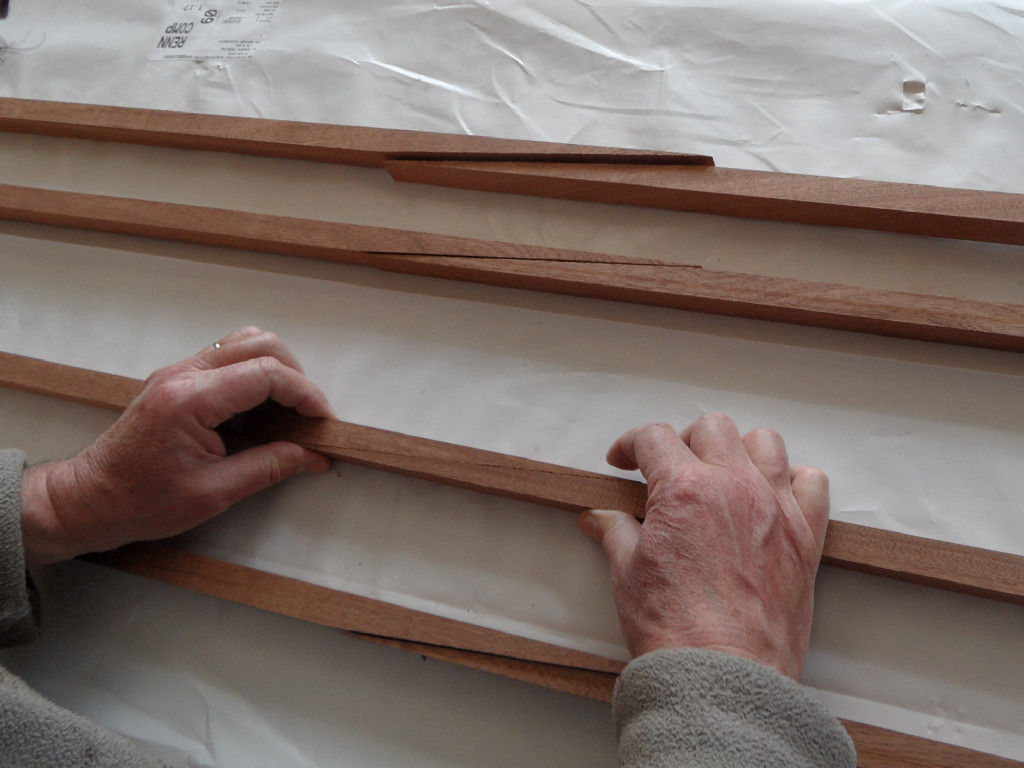 Nous préparons le collage des scarfs (entures) des lattes qui vont nous servir pour les listons et les serres ajourées. 