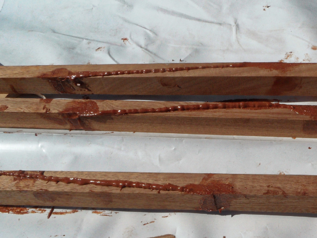 Une fois l'époxy durcie, il faudra passer un coup de ponceuse à bande pour enlever les excès de colle. 