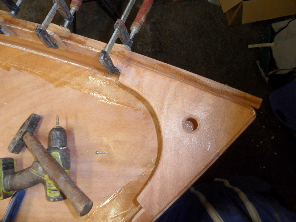 Avant de coller la guirlande, nous avions découpé des encoches dans ces "cornes" arrière où viendra se loger l'extrémité des serres. 