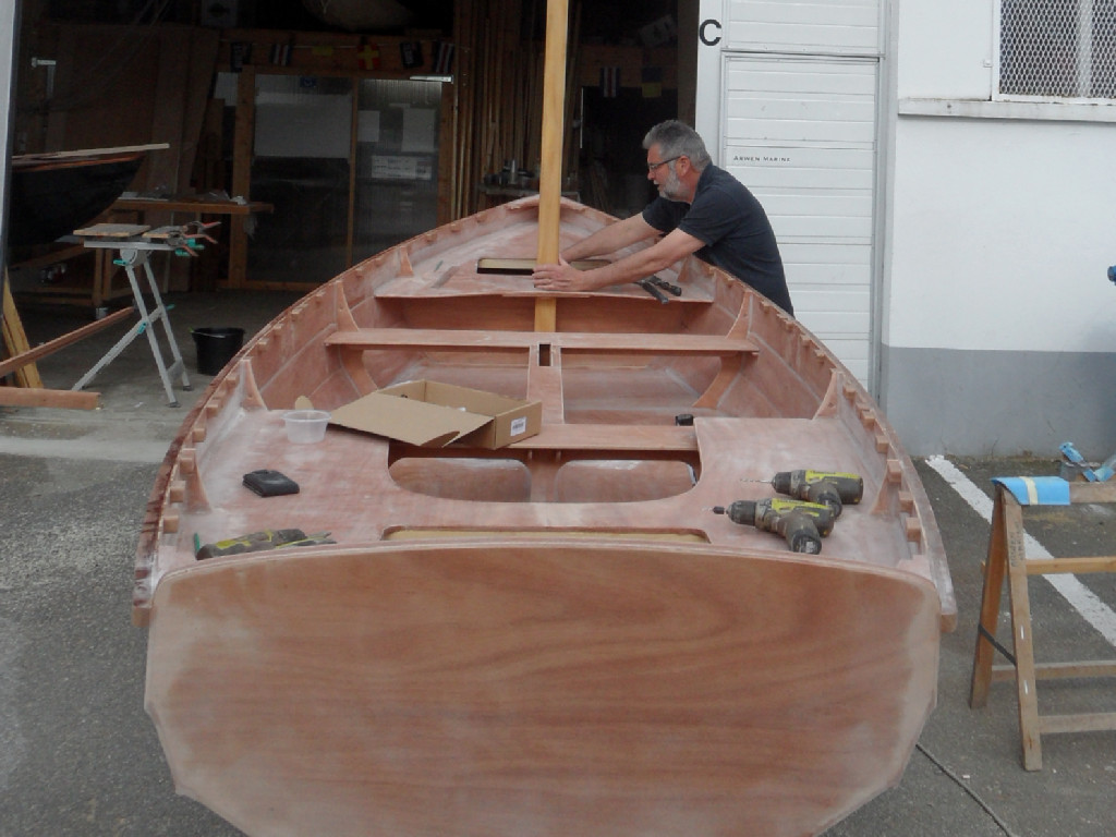 Nous avons sorti le bateau pour poncer la surface des joints-congés et "gommer" la lisière de la bande de fibre de verre. Je suis en train de faire une essayage du mât afin de déterminer l'épaisseur à prévoir pour les cales d'étambrai et de pied de mât. 