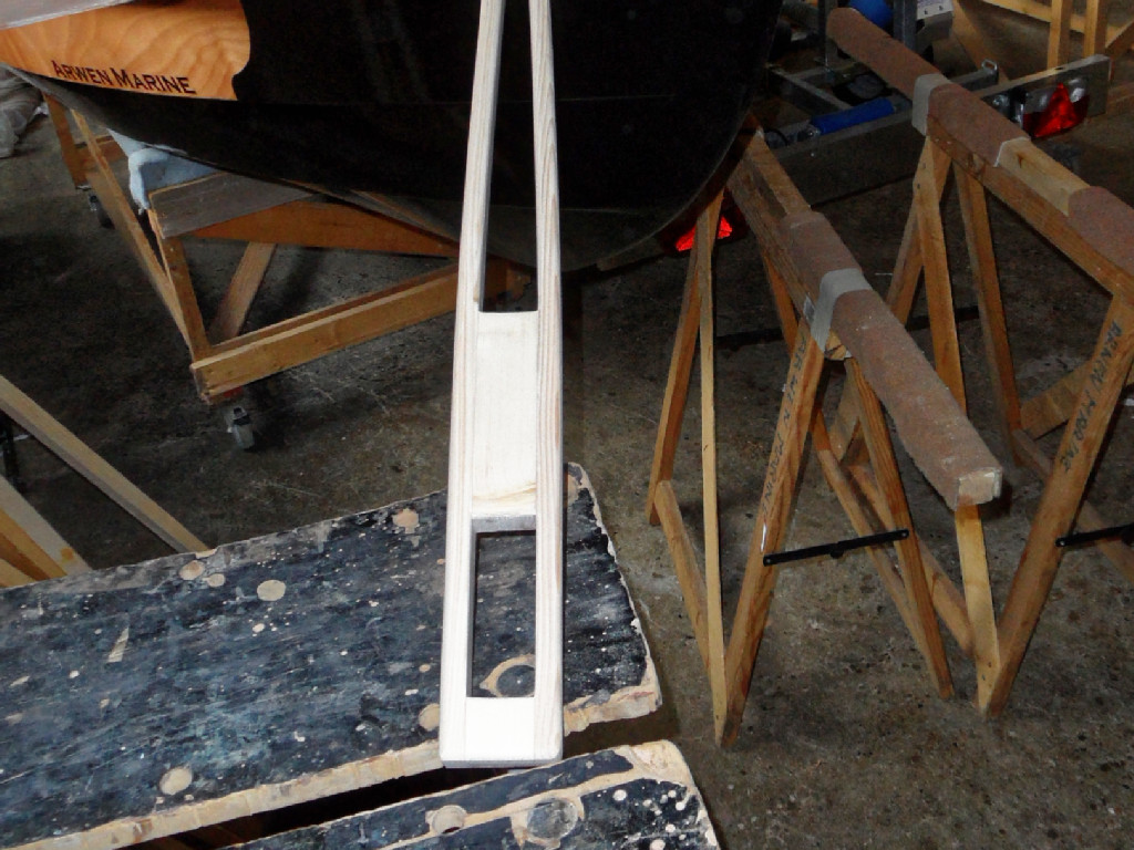 Entretemps, nous avous collé les éléments qui constituent la barre. Deux longueurs de tige filetée en laiton avec un écrou noyé à chaque bout sont positionnées en travers de la barre de part et d'autre du logement de la tête de gouvernail, an bas sur l'image. 