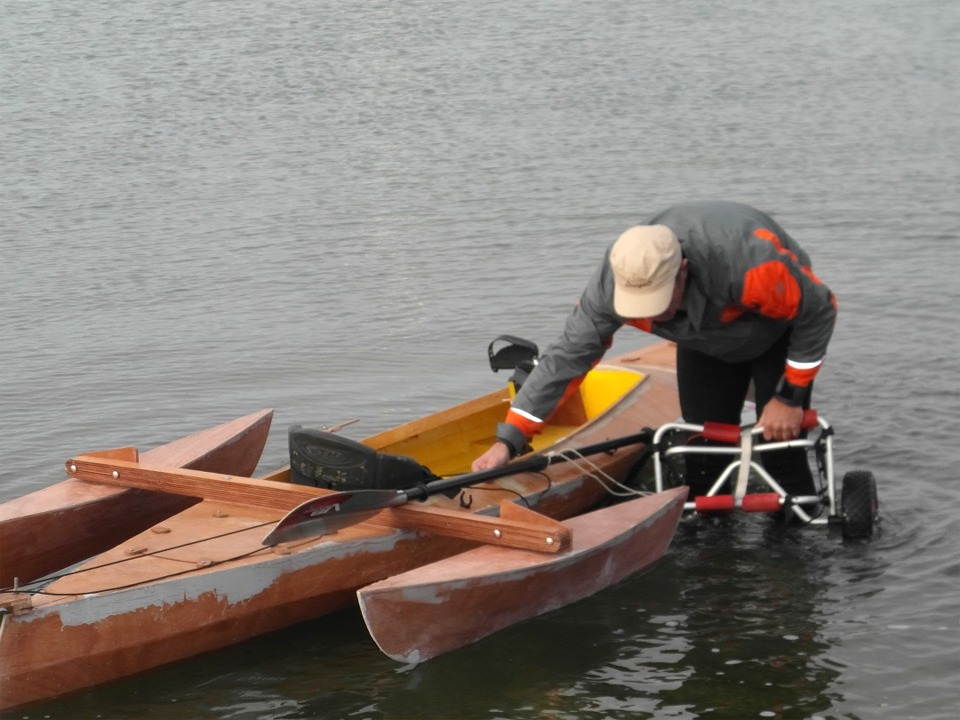 Du coup, Yves a construit en plus deux petits stabilisateurs accroch&eacute;s sur un bras fix&egrave; juste derri&egrave;re le cockpit, comme on le voit ici. 